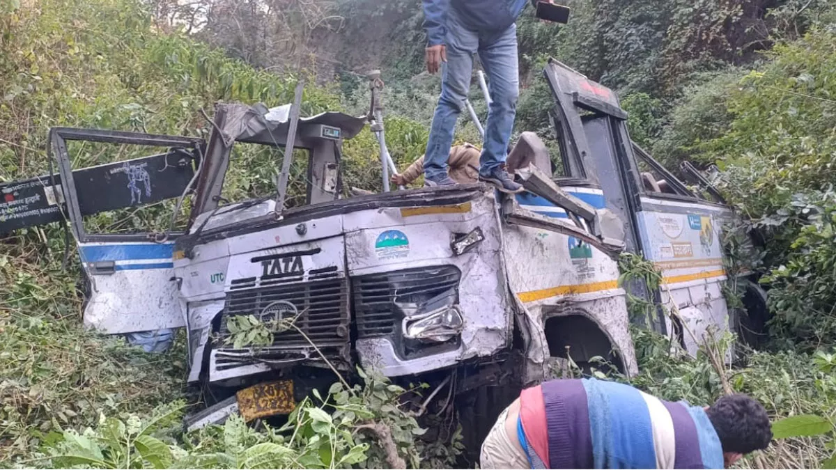 भिमताल उत्तराखंड बस दुर्घटना: नैनीताल में खाई में गिरी बस, चार की मौत, 21 घायल