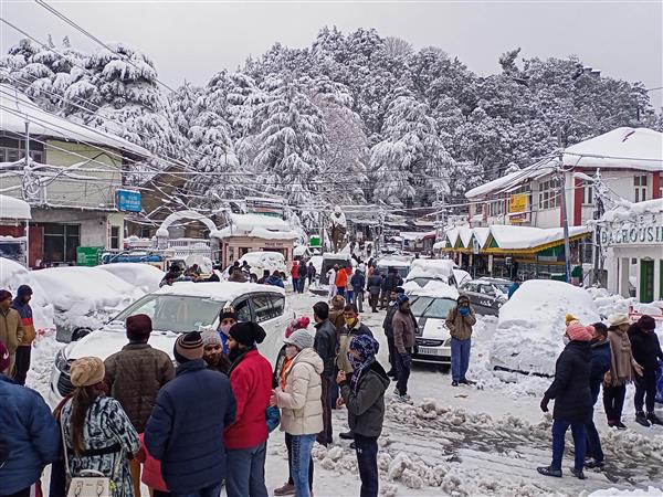 बर्फबारी की उम्मीद में क्रिसमस और नए साल का जश्न मनाने बड़ी संख्या में लोग हिमाचल पहुंचे