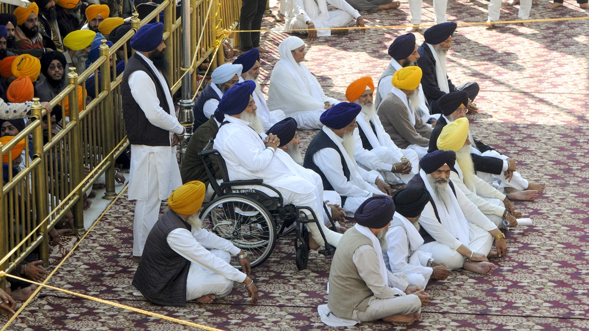 'सेवादार' की ड्यूटी निभाने हरमंदिर साहिब पहुंचे सुखबीर बादल , बेअदबी की सज़ा के तहत बर्तन और जूते भी करेंगे साफ